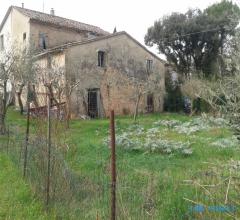 Rustico semi-indipendente con ampio giardino e lotto di terreno agricolo.