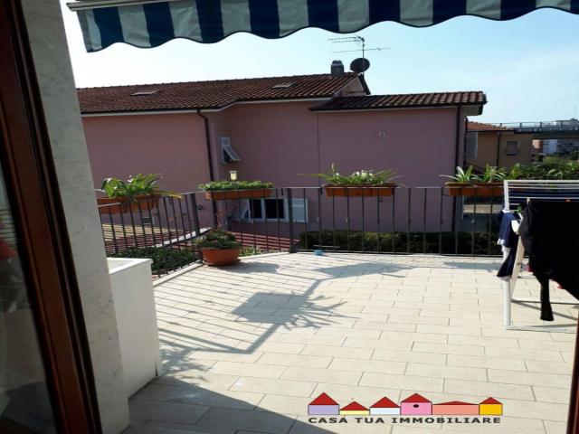 Case - 100mt dal mare mansarda con giardino/posto auto