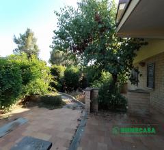 Case - Villetta a schiera con giardino privato e balcone terrazzato