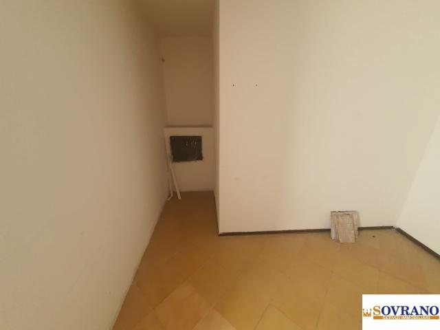 Case - Viale michelangelo/l. da vinci/uditore: magazzino mq 1.300 con uffici