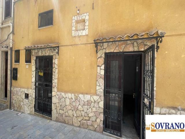 Carini: locale commerciale c/1 mq 40 con doppio ingresso