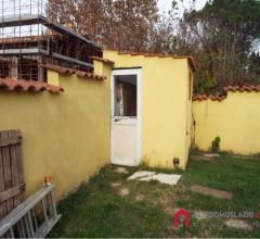 Case - Appartamento piano terra con giardino via san felice circeo km 10.500