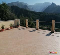 Case - Carrara loc.sorgnano semi indipendente con terrazza pranzabile