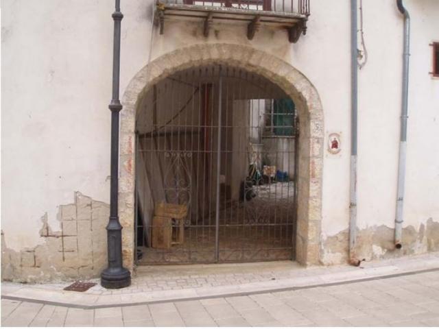 Case - Appartamento al piano primo e secondo in edificio a corte