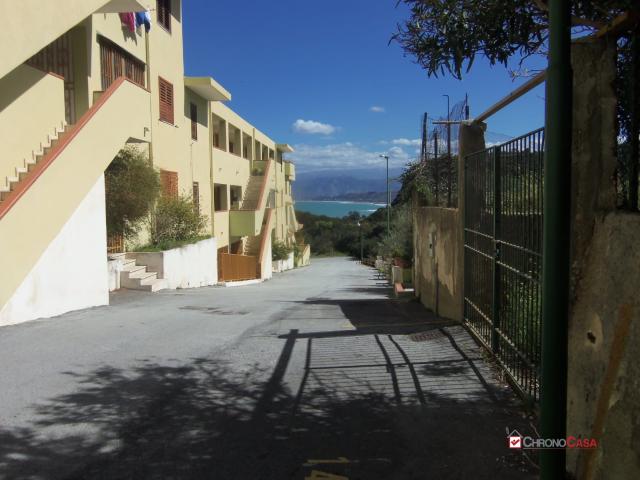 Acqualadrone ,appartamento di circa 65 mq,piÙ balcone panoramico e posto auto