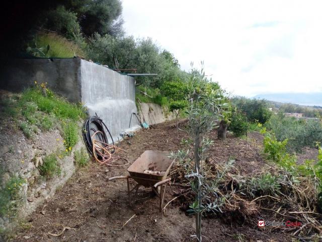 Case - Zafferia terreno di 1000 mq con acqua e luce oltre vari depositi