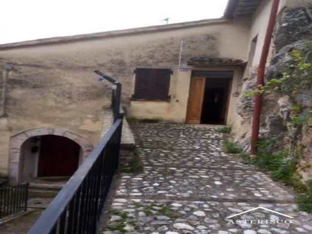 Case - Appartamento con magazzino - loc. piedipaterno - via nursina nn. 20 e 30 - vallo di nera (pg)