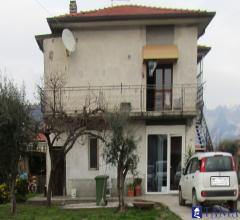 Case - Casa indipendente con terreno in zona decentrata a marina di carrara rif 3306