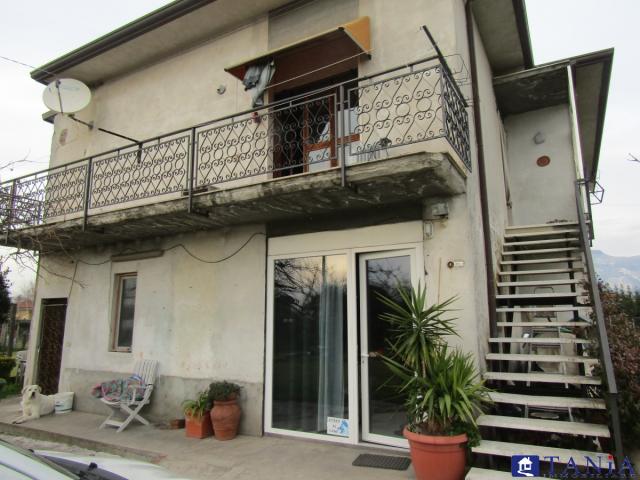 Case - Casa indipendente con terreno in zona decentrata a marina di carrara rif 3306