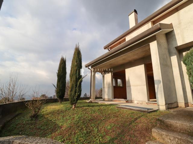 Case - Villa bifamiliare in vendita a oggiono.