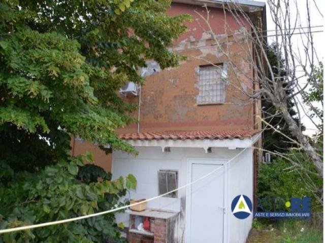 Case - Abitazione piÙ livelli in via cavour n. 257, cavezzo (mo)