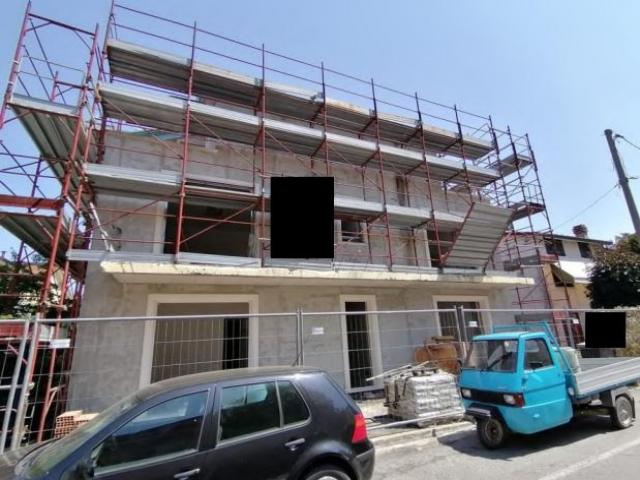 Case - Edificio con corte in corso di costruzione