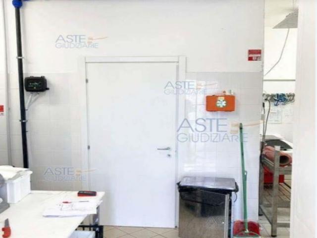 Case - Immobile commerciale con annesso piazzale esterno