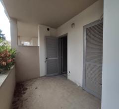 Case - Appartamento al piano terra con balconi, garage e cantina