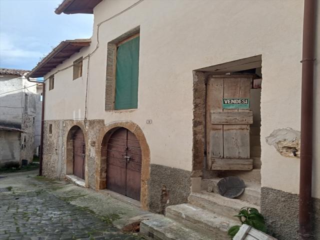 Appartamenti in Vendita - Casa indipendente in vendita a tione degli abruzzi centro storico