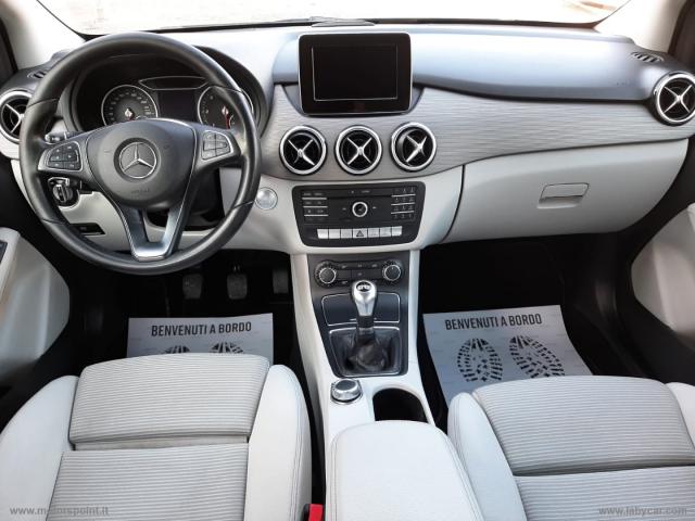 Auto - Mercedes-benz b 180 d business