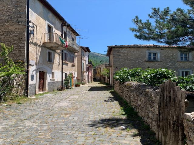 Appartamenti in Vendita - Casa indipendente in vendita a villa santa lucia degli abruzzi centro storico