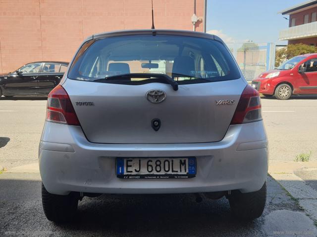 Auto - Toyota yaris 1.3 5p. active