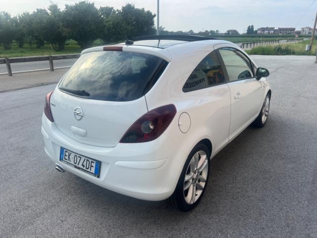 Auto - Opel corsa 1.4 3p. b-color