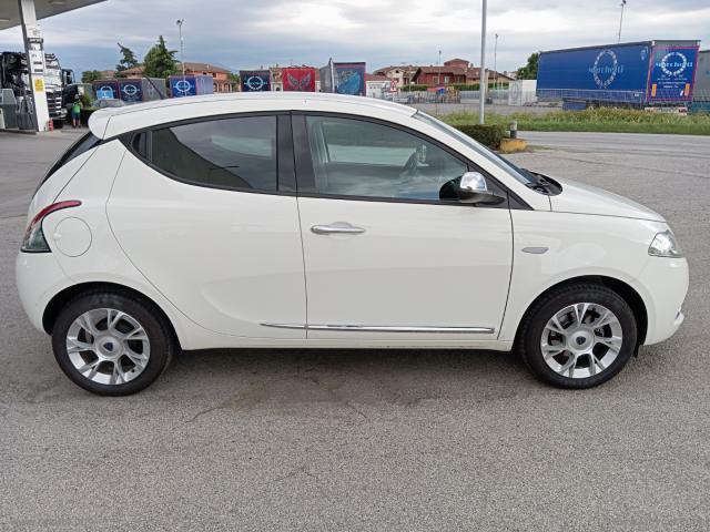 Auto - Lancia ypsilon 1.2 69 cv 5p. gold