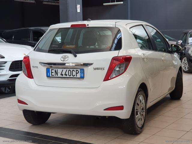 Auto - Toyota yaris 1.3 5p.