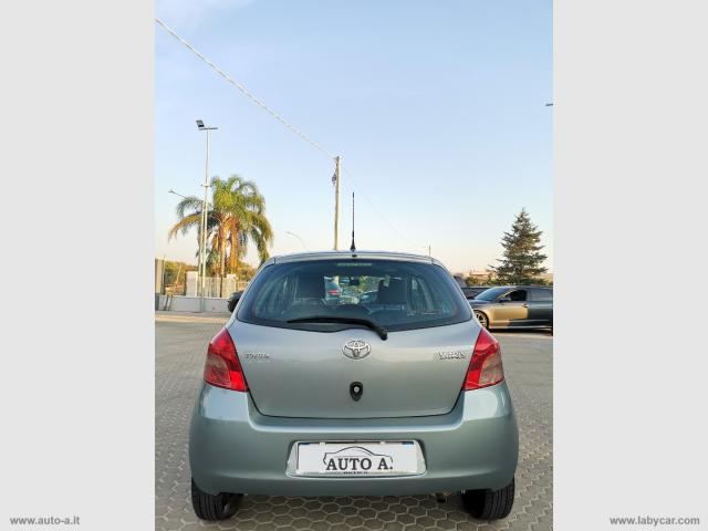 Auto - Toyota yaris 1.0 5p. sol