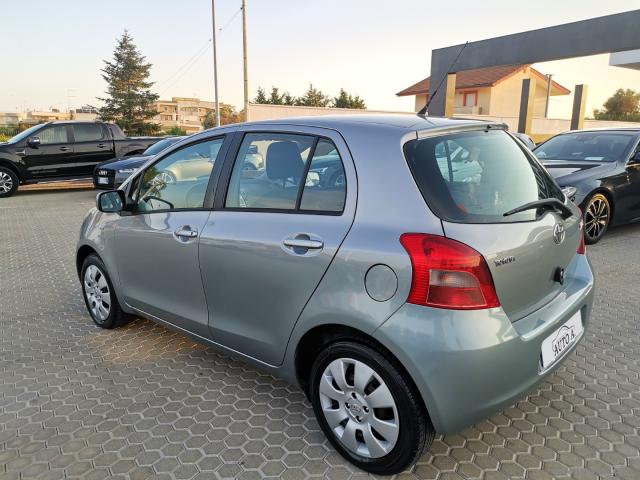 Auto - Toyota yaris 1.0 5p. sol