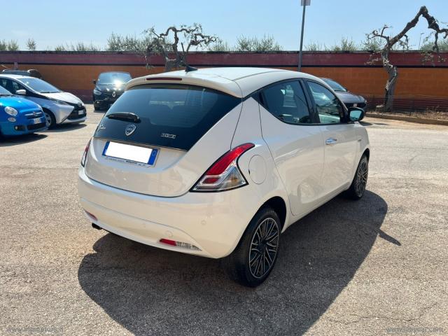 Auto - Lancia ypsilon gold 1.0 70cv hybrid