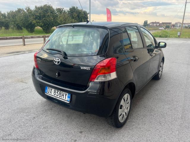 Auto - Toyota yaris 1.0 5p.