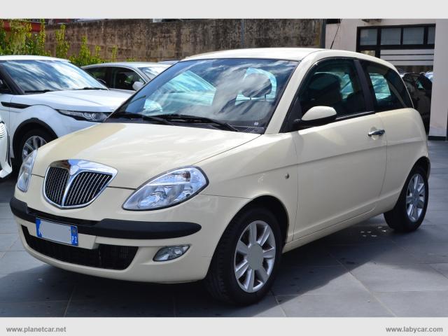 Lancia ypsilon 1.3 mjt 75 cv oro giallo