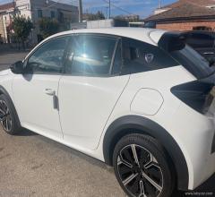 Auto - Lancia ypsilon hybrid e-dct