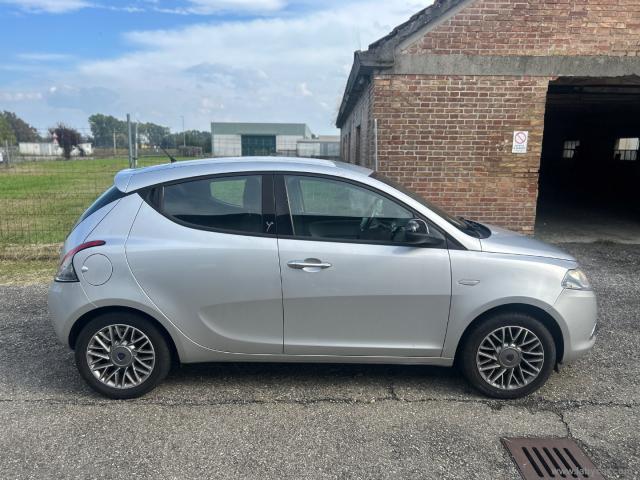 Auto - Lancia ypsilon 1.2 69 cv 5p. gpl ecochic silver