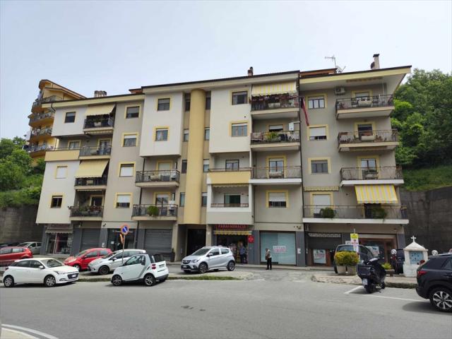 Appartamento in vendita a rogliano zona centrale