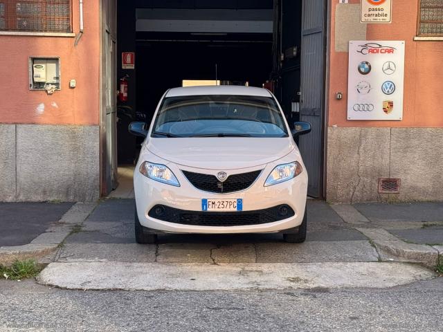 Auto - Lancia ypsilon 1.2 69 cv 5p. silver