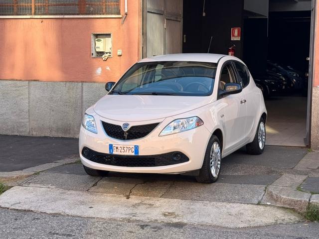 Auto - Lancia ypsilon 1.2 69 cv 5p. silver