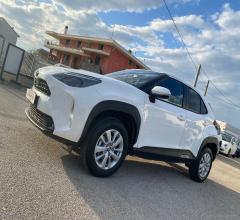 Auto - Toyota yaris cross 1.5 hybrid 5p. e-cvt business