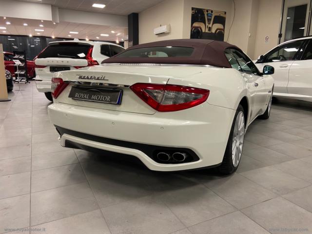 Auto - Maserati grancabrio 4.7 v8