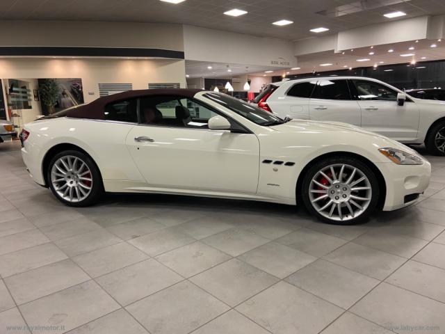 Auto - Maserati grancabrio 4.7 v8