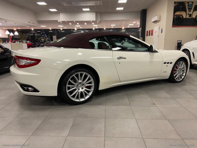 Auto - Maserati grancabrio 4.7 v8