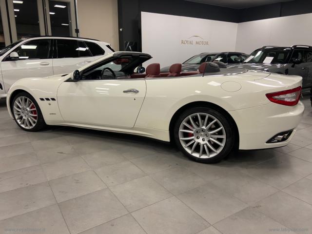 Auto - Maserati grancabrio 4.7 v8