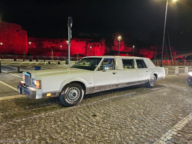 Auto - Lincoln town car