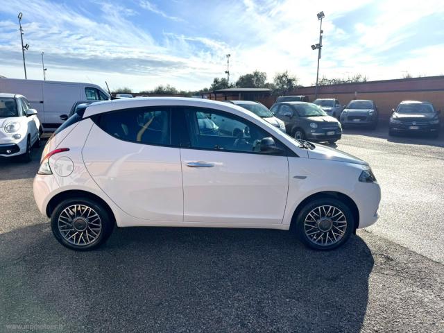 Auto - Lancia ypsilon gold hybrid 1.0 70cv