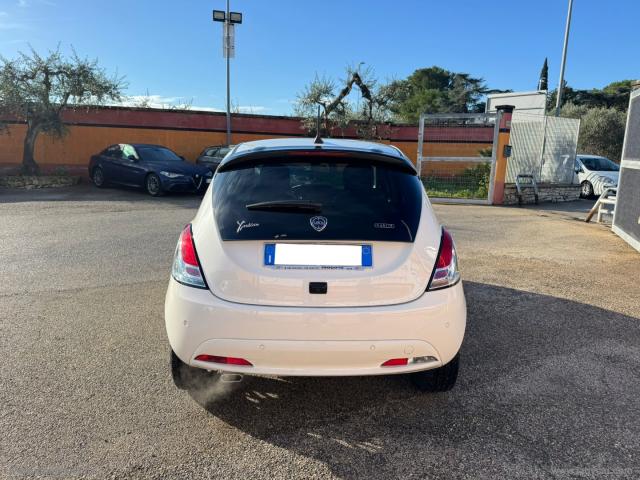 Auto - Lancia ypsilon gold hybrid 1.0 70cv