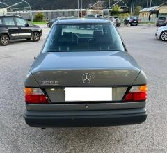 Auto - Mercedes-benz 200 e 2.0 bz 122cv 90kw 4 porte