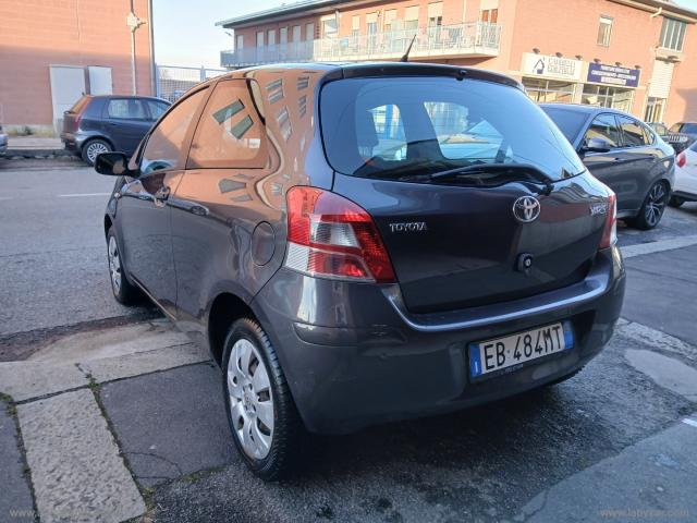 Auto - Toyota yaris 1.0 3p.