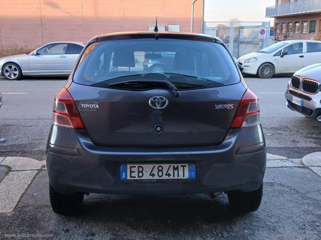 Auto - Toyota yaris 1.0 3p.