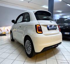 Auto - Fiat 500e action berlina