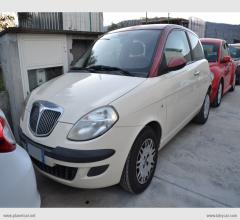 Lancia ypsilon 1.3 mjt 75 cv oro giallo