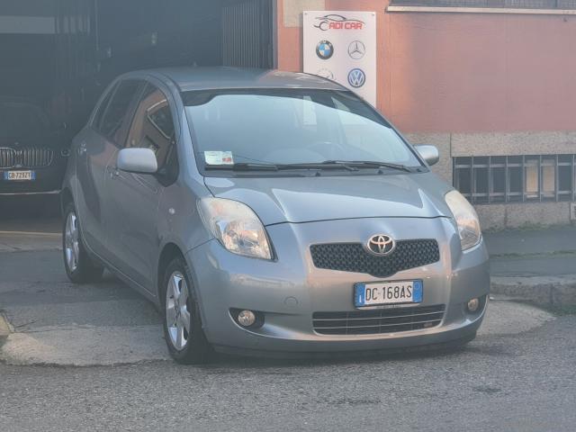 Auto - Toyota yaris 1.3 5p. sol