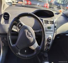 Auto - Toyota yaris 1.3 5p. m-mt navi